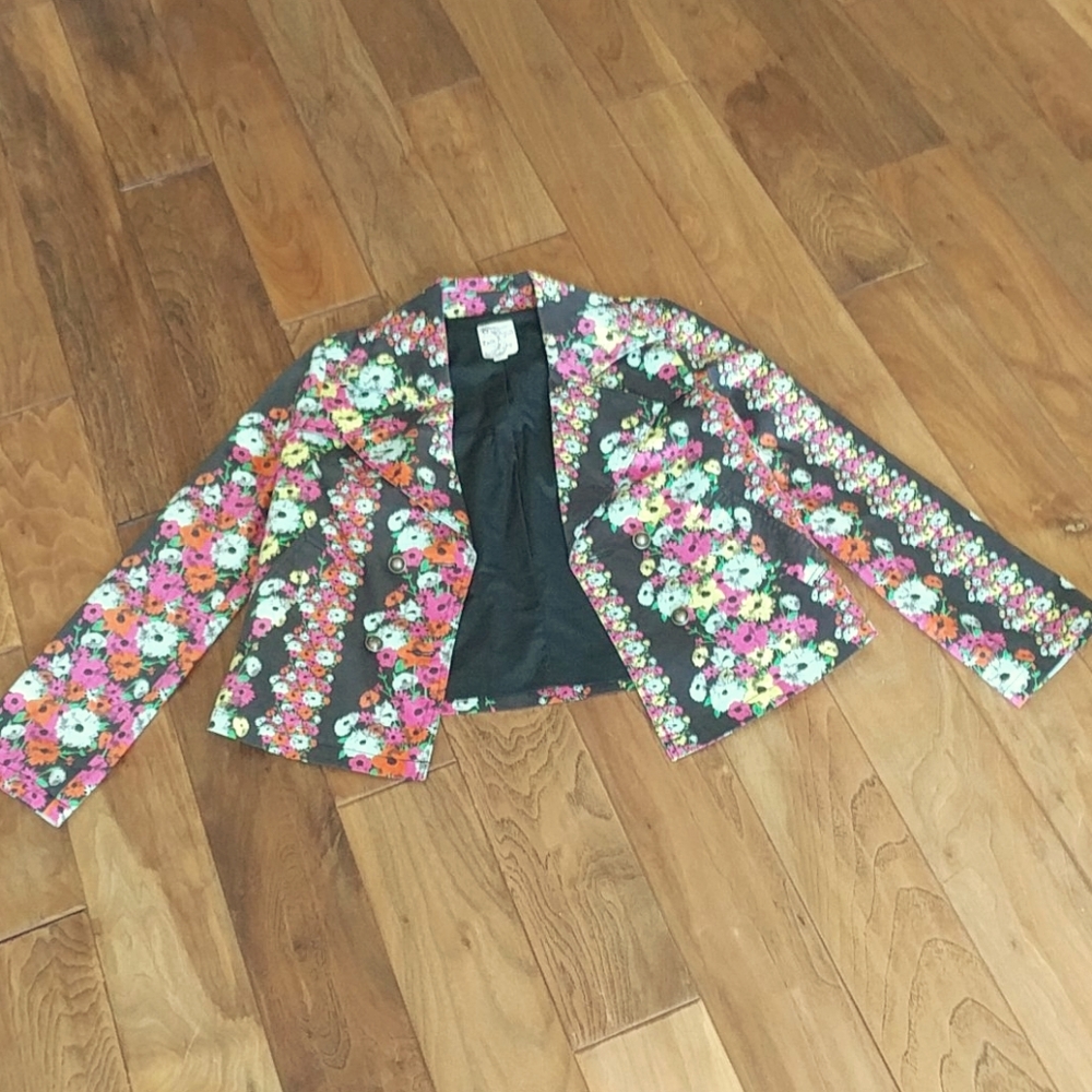 Tulle floral double breasted jacket.